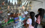 Un pharmacien s'occupe de clientes à Colombo, le 21 avril au Sri Lanka