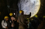 Le guide Kenth Mawete accompagne des visiteurs dans les grottes de Sterkfontein, le 15 avril 2025 à Krugersdorp, près de Johannesburg, en Afrique du Sud