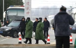 Des policiers le 21 janvier 2024 sur les lieux de l'incendie d'une école qui a fait 13 morts, à Yanshanpu, en Chine