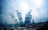 Les ruines des tours jumelles du World Trade Center après les attaques terroristes, le 11 septembre 2001