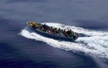  Des immigrants clandestins sur un bateau à destination de Mayotte, en octobre 2007