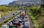 Route du littoral : collision entre une moto et une voiture, 13 km d’embouteillage en direction de Saint-Denis