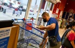 Le Port : collecte de denrées alimentaires pour la Banque alimentaire des Mascareignes