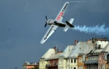Un avion survole le Danube à Budapest le 17 juillet 2016 pendant le championnat du monde de voltige aérienne Red Bull Air Race