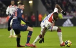 Le milieu du Paris-SG, Julian Draxler, en lutte avec l'attaquant de Lyon, Tanguy NDombélé, lors du match de Ligue 1 à Decines-Charpieu, le 3 février 2019 