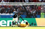 Antoine Griezmann taclé illicitement par le défenseur australien Joshua Risdon au Mondial, le 16 juin 2018 à Kazan