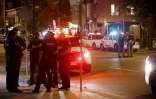 Des policiers de Toronto dans Danforth Street, sur la scène de la fusillade qui a fait deux morts, le 23 juillet 2018 au Canada