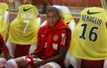 L'attaquant français Kylian Mbappé, sur le banc avec Monaco contre Marseille, le 27 août 2017 en Ligue 1