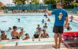 Le port : les enfants des centres de loisirs se baignent à la piscine municipale