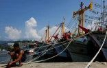 Un pêcheur sécurise les amarres de son bateau avant l'arrivée du typhon Bavi à Keelung, le 8 juillet 2026 dans le nord-est de Taïwan