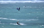 des kites-surfeurs à trou d'eau le 25 janvier 2020