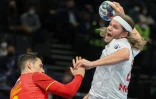 Le Danois Mikkel Hansen arme son tir face au défenseur espagnol Angel Fernandez Perez, lors de leur demi-finale de l'Euro de handball, le 28 janvier 2022 à Budapest