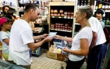 La Première ministre Elisabeth Borne distribue des tracts avant le deuxième tour des législatives, le 17 juin 2022 à Clécy, dans le Calvados