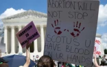 Manifestation pour le droit à l'avortement devant la Cour suprême américaine, le 24 juin 2023 à Washington
