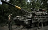Des soldats ukrainiens réparent un char dans la région du Donbass, le 7 juin 2022