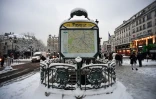 Des promeneurs sur l\'esplanade du Trocadéro recouverte de neige, face à la Tour Eiffel, le 6 février 2018 à Paris