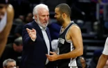 Tony Parker échange avec son entraîneur Gregg Popovic lors du déplacement des Spurs à Detroit, le 10 février 2017