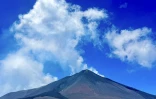 Italie : l'Etna continue de cracher un énorme panache de cendres et de gaz