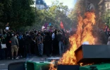 Des poubelles et du mobilier urbain incendiés lors d'une manifestation de lycéens à Paris, le 6 octobre 2026