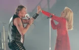 Johnny Hallyday chante en compagnie de son ex-épouse Sylvie Vartan, le 18 juin 1993 sur la scène du Parc des Princes à Paris