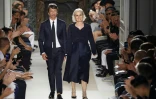 La créatrice italienne Maria Grazia Chiuri (d) et Pierpaolo Piccioli  lors d'un défilé Valentino à Paris, le 22 juin 2016
