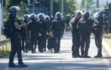 Des gendarmes bloquent une route à Mont Dore, commune de la banlieue sud de Nouméa, le 19 septembre 2024 en Nouvelle-Calédonie ( AFP / Delphine MAYEUR )