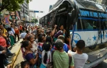 Files d'attente pour prendre un bus à Caracas pendant la nouvelle panne électrique, le 26 mars 2019