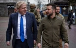 Le Premier ministre britannique Boris Johnson (G) et le président ukrainien Volodymyr Zelensky marchent dans les rues de Kiev le 9 avril 2022