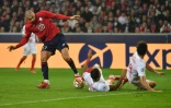 L'attaquant de Lille Burak Yilmaz (à gauche) lors du match opposant Lille à Séville en Ligue des Champions au stade Pierre Mauroy de Villeneuve-d'Ascq le 20 octobre 2021.