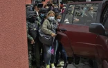 L'ancienne présidente par intérim Jeanine Añez escortée par des forces spéciales lors de son incarcération le 15 mars 2021 à La Paz