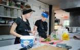 Sofia-Rose Adams (droite), 13 ans, et sa soeur Orlane (gauche), 17 ans, travaillent toutes les deux dans un café de Saint-Mathias-sur-Richelieu, Canada, le 12 juin 2022 