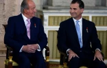 Le roi Juan Carlos et son fils Felipe le 18 juin 2014 à Madrid lors de la décision d'abdication du roi au profit de son fils