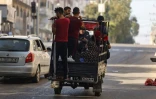Des Palestiniens transportant leurs affaires fuient vers des zones plus sûres de la ville de Gaza, le 13 octobre 2023