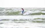  Mondiaux de longboard à Biarritz: Alice Lemoigne se qualifie pour le troisième tour