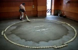 Le "dohyo" d'entraînement dans une écurie de sumo à Tokyo