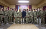Le président ukrainien Volodymyr avec des militaires sur le front dans la région de Donetsk (est), le 18 septembre 2025