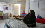 Une mère et son nouveau-né à la maternité gérée par MSF, le 8 décembre 2023 à Khost, en Afgahnistan