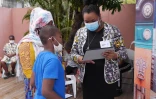 Distribution de tablettes numériques aux familles les plus nécessiteuses à Saint-Paul 