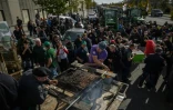 Des agriculteurs préparent un barbecue à Montaudran, près de Toulouse, le 12 novembre 2025, tandis que des membres de la FNSEA et de la Confédération paysanne manifestent contre la visite du président Emmanuel Macron et ses propos sur l'accord commercial du Mercosur