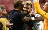 L'entraîneur du PSG Thomas Tuchel félicite Eric Maxim Choupo-Moting, auteur du but de la victoire face à l'Atalanta le 12 août 2020 à Lisbonne