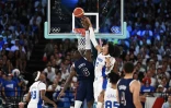 LeBron James et Victor Wembanyama au duel en finale des Jeux olympiques. | PHOTO : ARIS MESSINIS / AFP