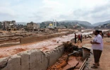 Des habitants constatent les dégâts causés par des inondations à Derna, dans l'est de la Libye, le 11 septembre 2023