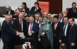 Le Premier ministre turc Binali Yildirim (c) vote au Parlement pour la révision constitutionnelle renforçant les pouvoirs du président Erdogan, le 21 janvier 2017 à Ankara