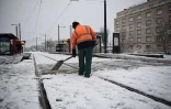 Des promeneurs sur l\'esplanade du Trocadéro recouverte de neige, face à la Tour Eiffel, le 6 février 2018 à Paris