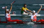 Les Russes Alexander Dyachenko (g) et Youri Postrigay exultent après leur victoire en kayak K2 lors des JO-2012 à Londres, le 11 août