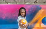 L'artiste béninois Laurenson Djihouessi, dit Mr Stone, pendant le festival Effet Graff à Cotonou, le 18 mai 2022 au Bénin