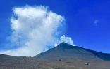 Italie : l'Etna continue de cracher un énorme panache de cendres et de gaz