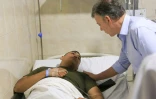 Le président colombien Juan Manuel Santos au chevet d'un policier blessé, à Barranquilla, le 27 janvier 2018