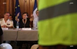 Annick Girardin devant les gilets jaunes en Préfecture