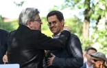 L'Insoumis Jean-Luc Mélenchon (G) avec son gendre candidat de la NUPES dans la 6eme circonscription du Rhône, Gabriel Amard, lors d'un meeting à Villeurbanne près de Lyon, le 4 juin 2022 